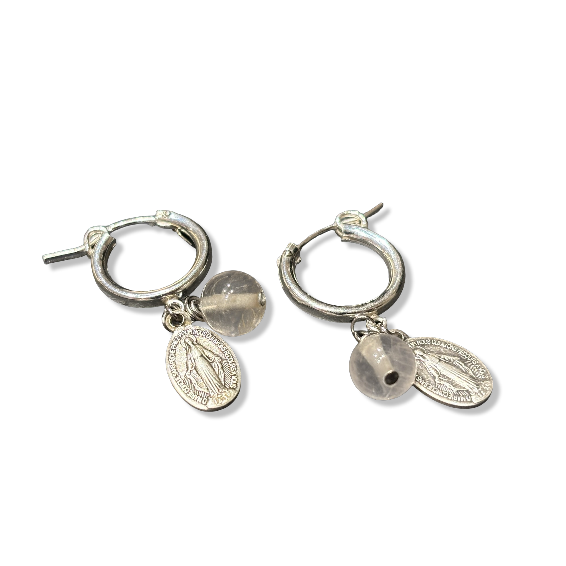 Mini créoles, quartz rose et médailles miraculeuses