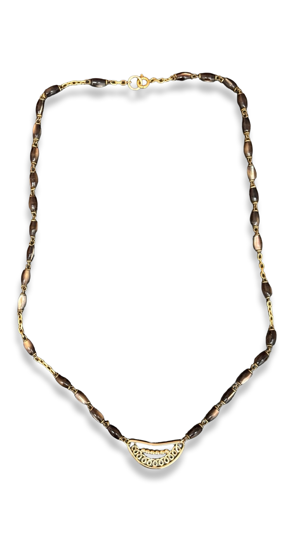 Collier chapelet et motif filigrane