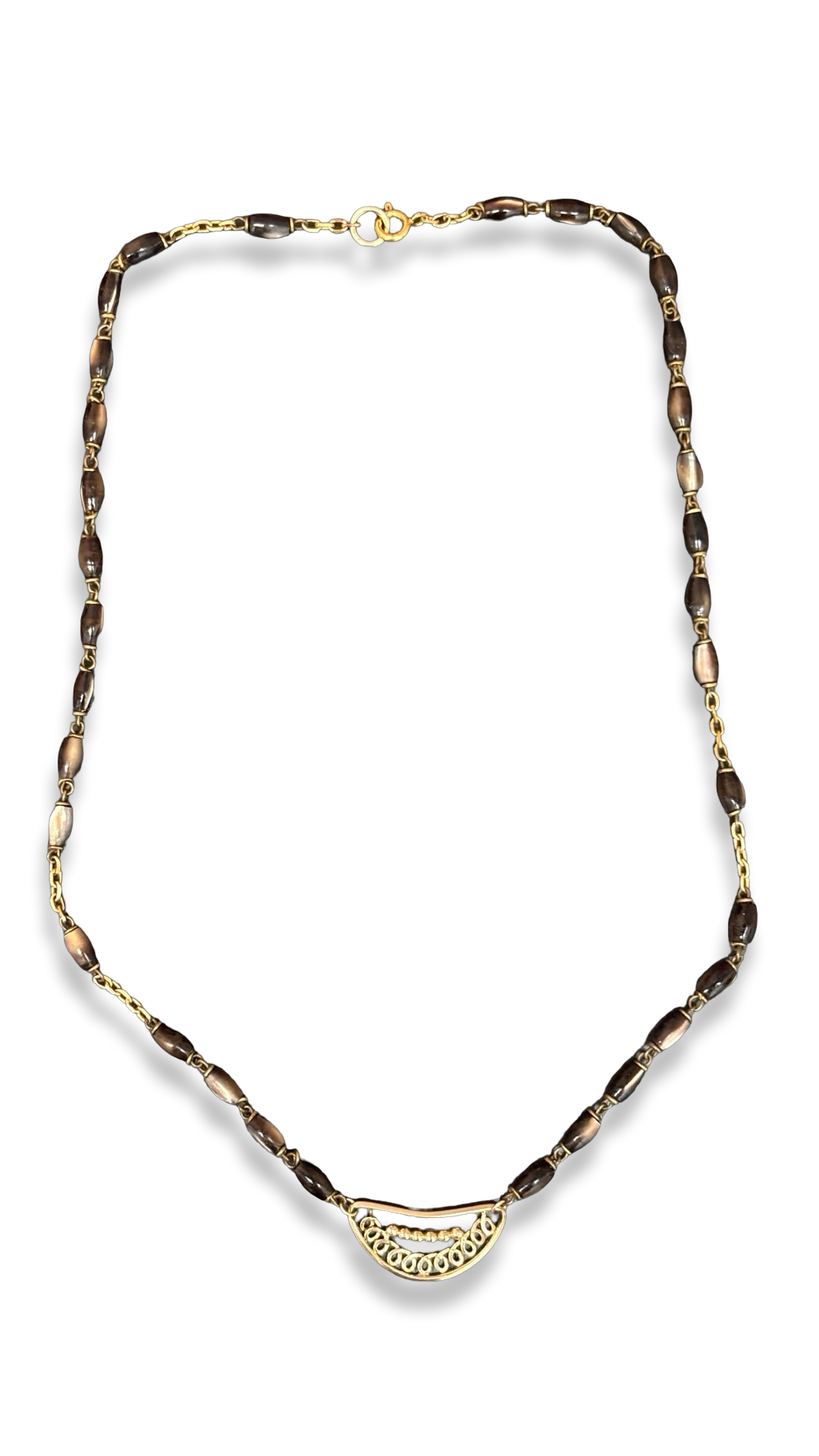 Collier chapelet et motif filigrane