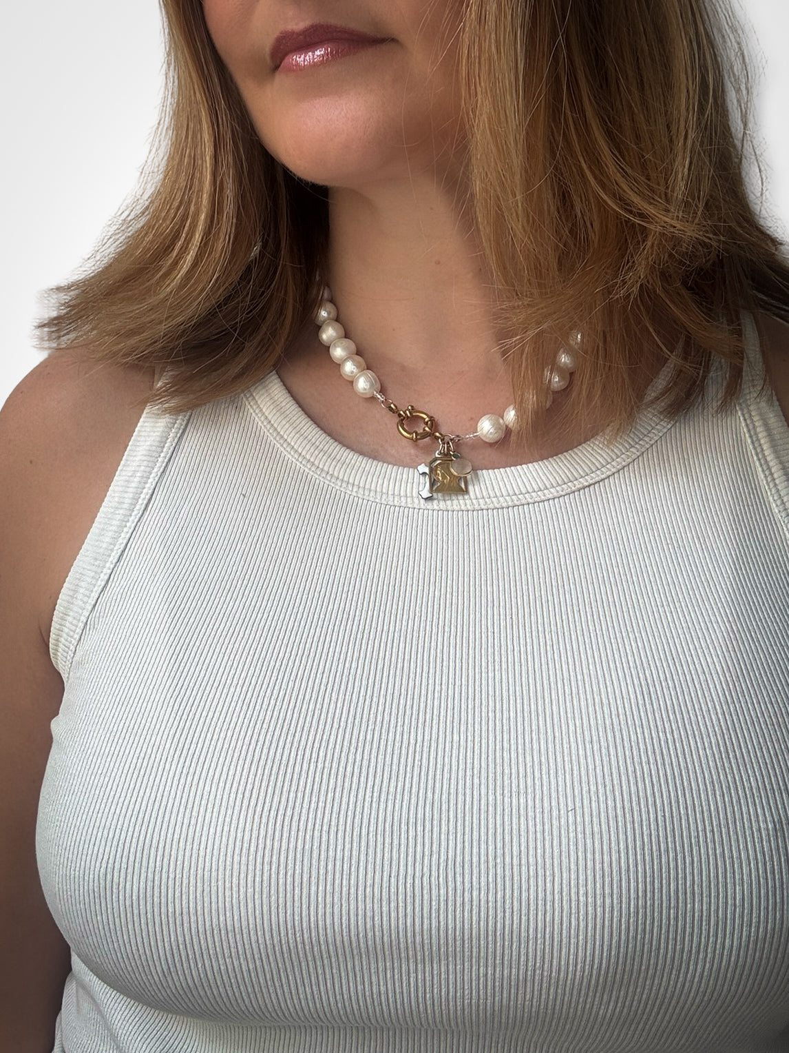 Collier de perles baroques, croix bretonne, Vierge au Voile et Quartz rose