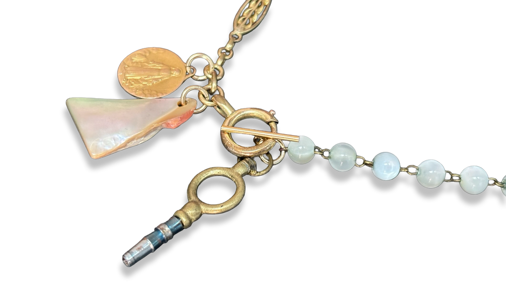 Collier chaîne de montre, chapelet de nacre et médaille de la Vierge.