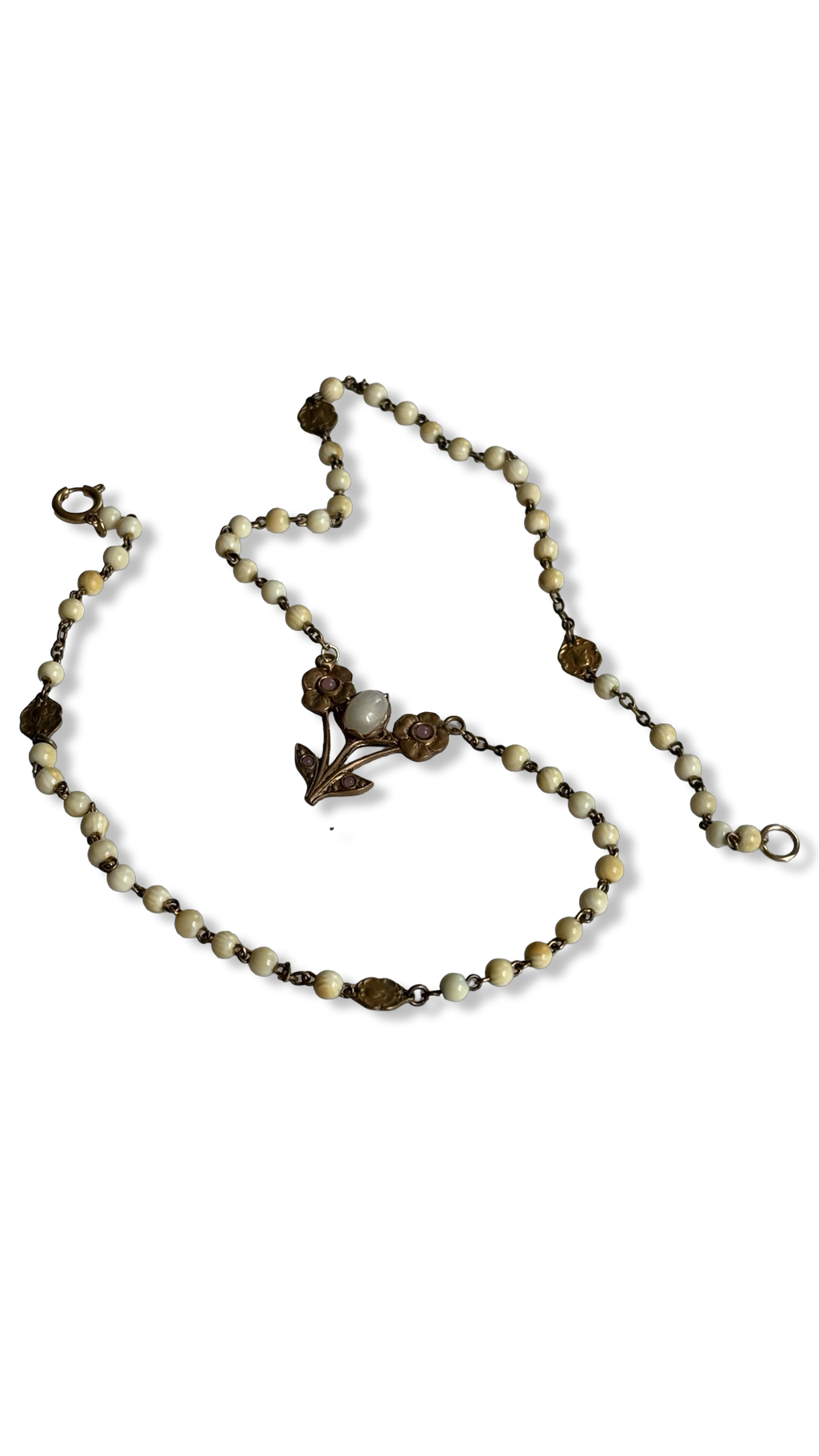 Collier chapelet et motif floral