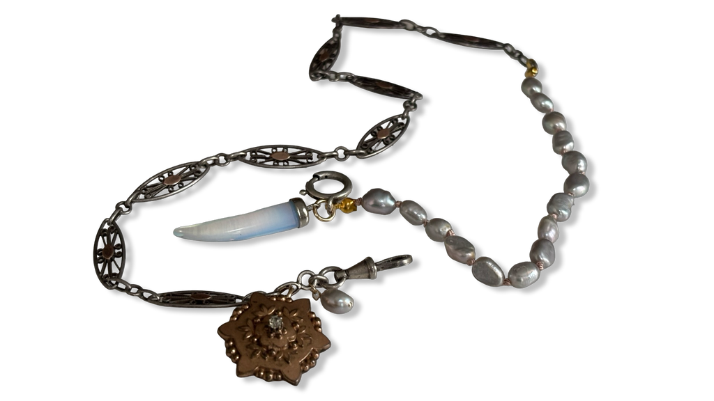 Collier perles baroques grises, chaîne de montre et médaillons
