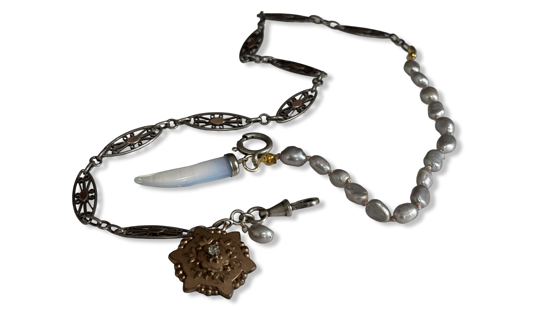 Collier perles baroques grises, chaîne de montre et médaillons