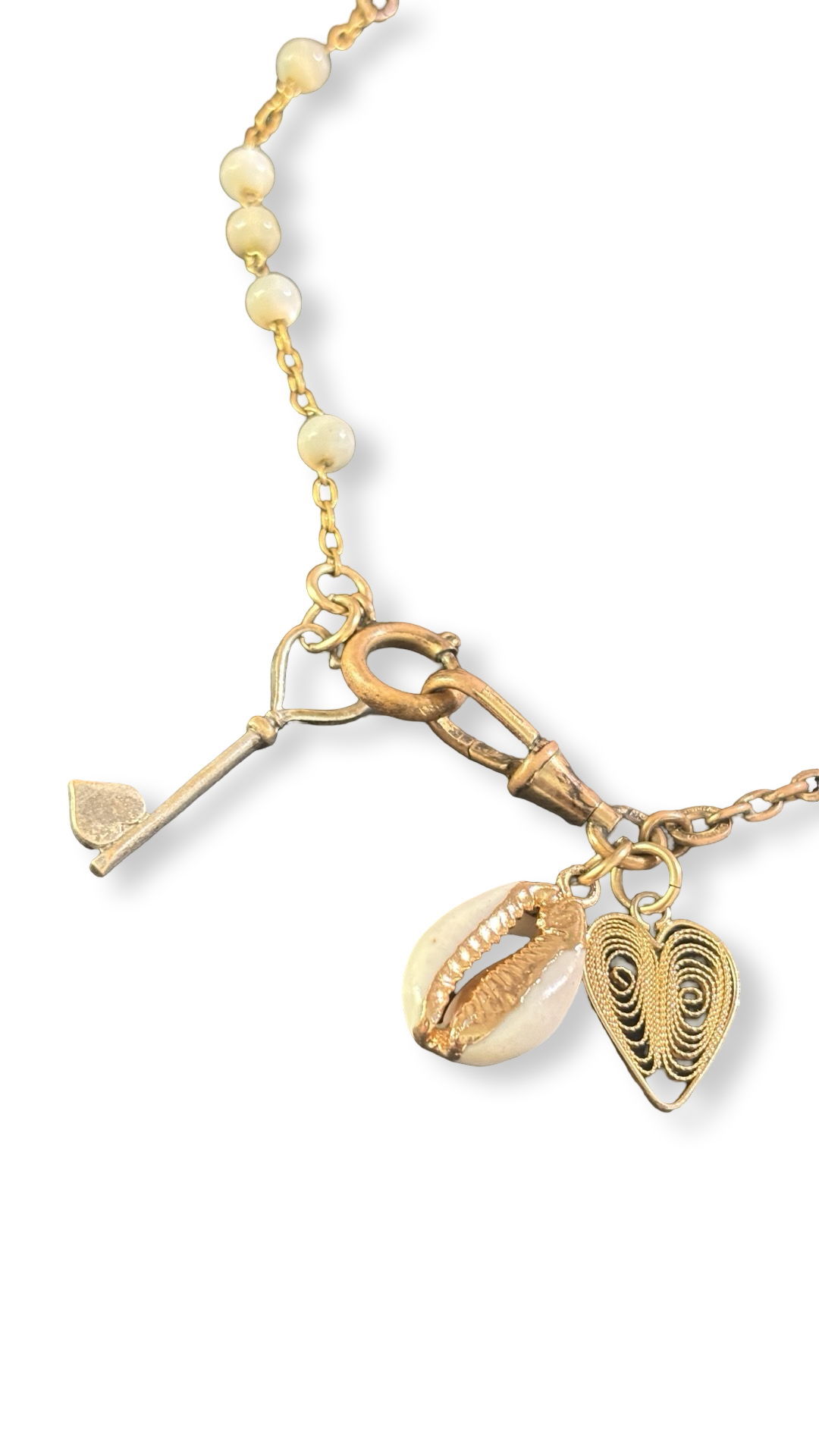 Collier filigrane, coquillage, cœur et clé