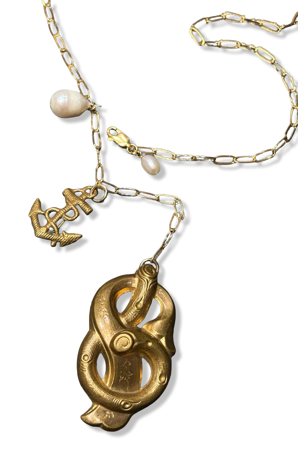 Collier lasso, ancre, perle et motif végétal