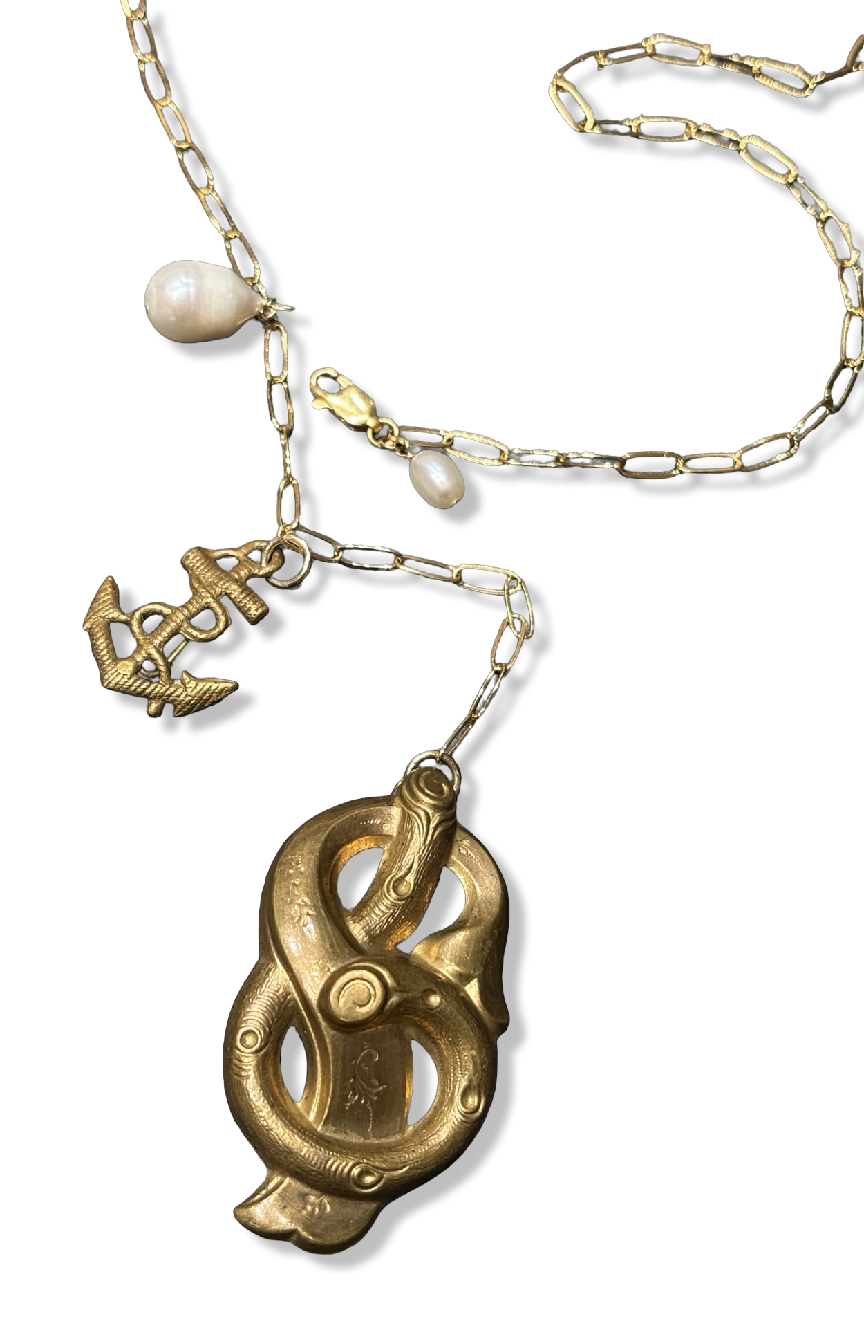 Collier lasso, ancre, perle et motif végétal