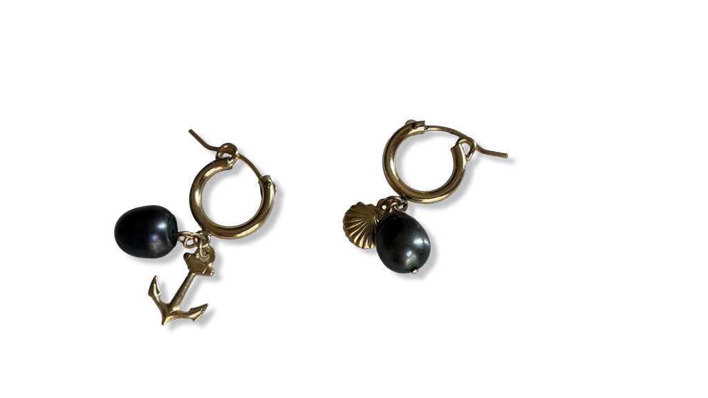 Mini créoles perles noires, ancre et coquillage
