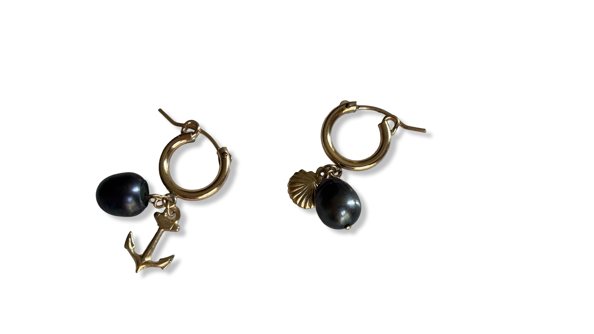 Mini créoles perles noires, ancre et coquillage