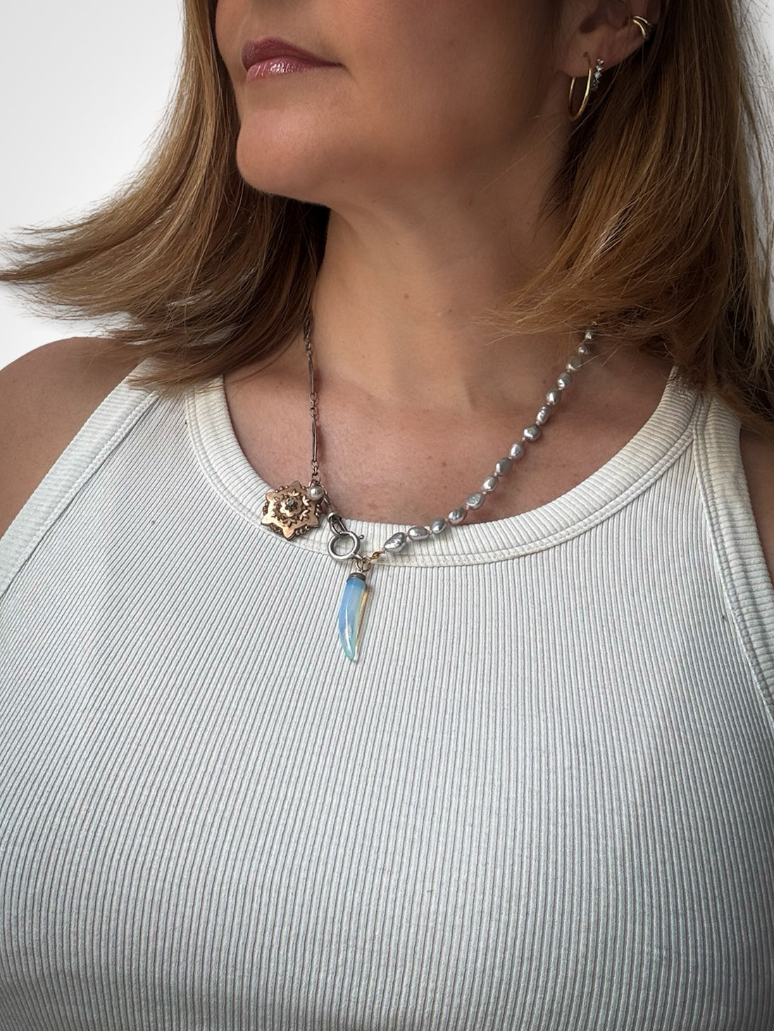 Collier perles baroques grises, chaîne de montre et médaillons