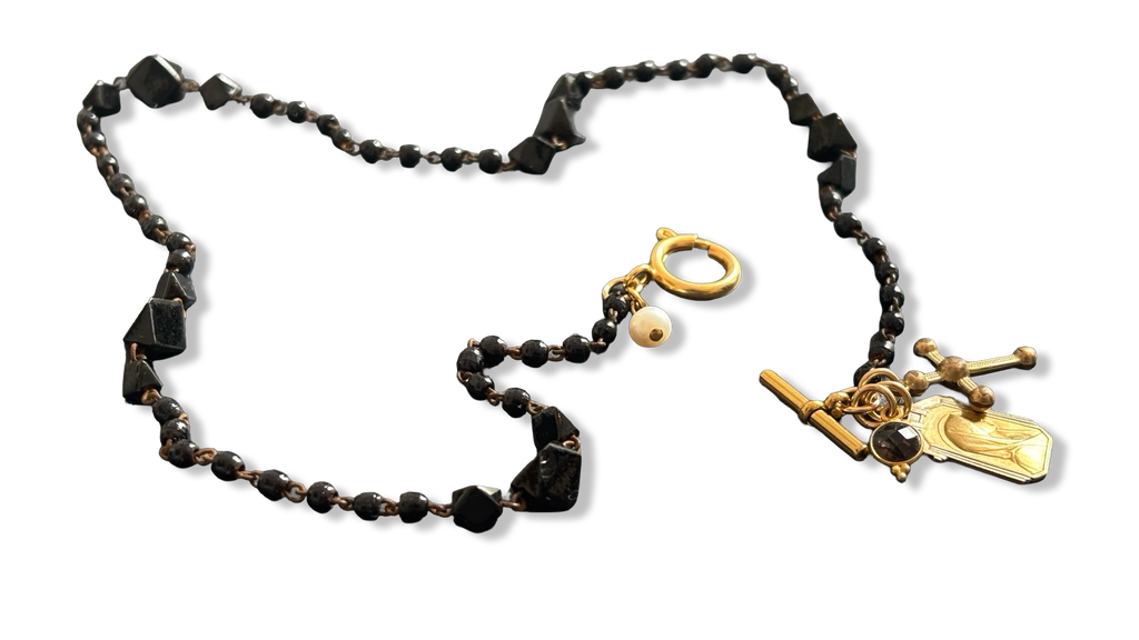 Collier en perles de Jai, croix et Sainte Marie.