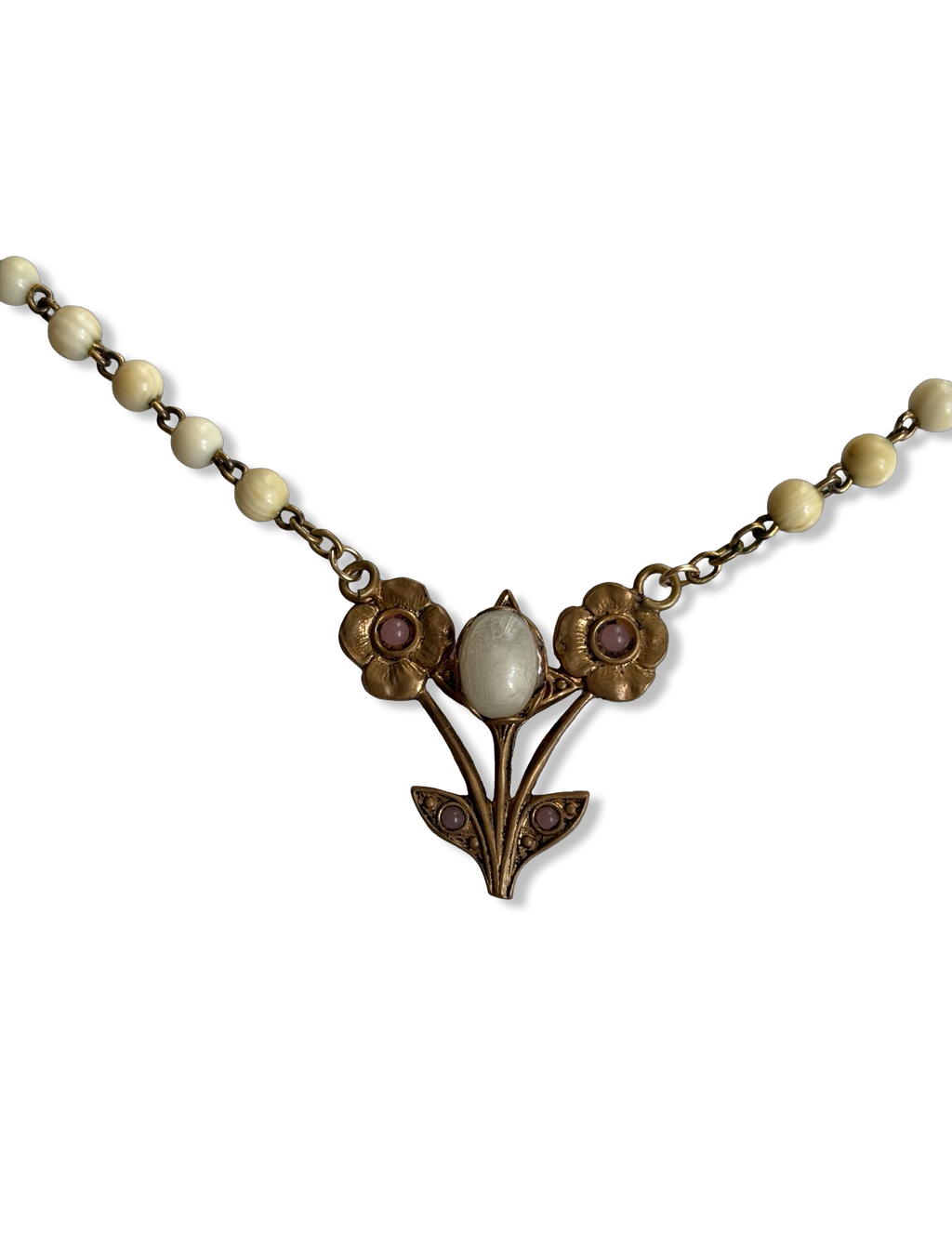Collier chapelet et motif floral