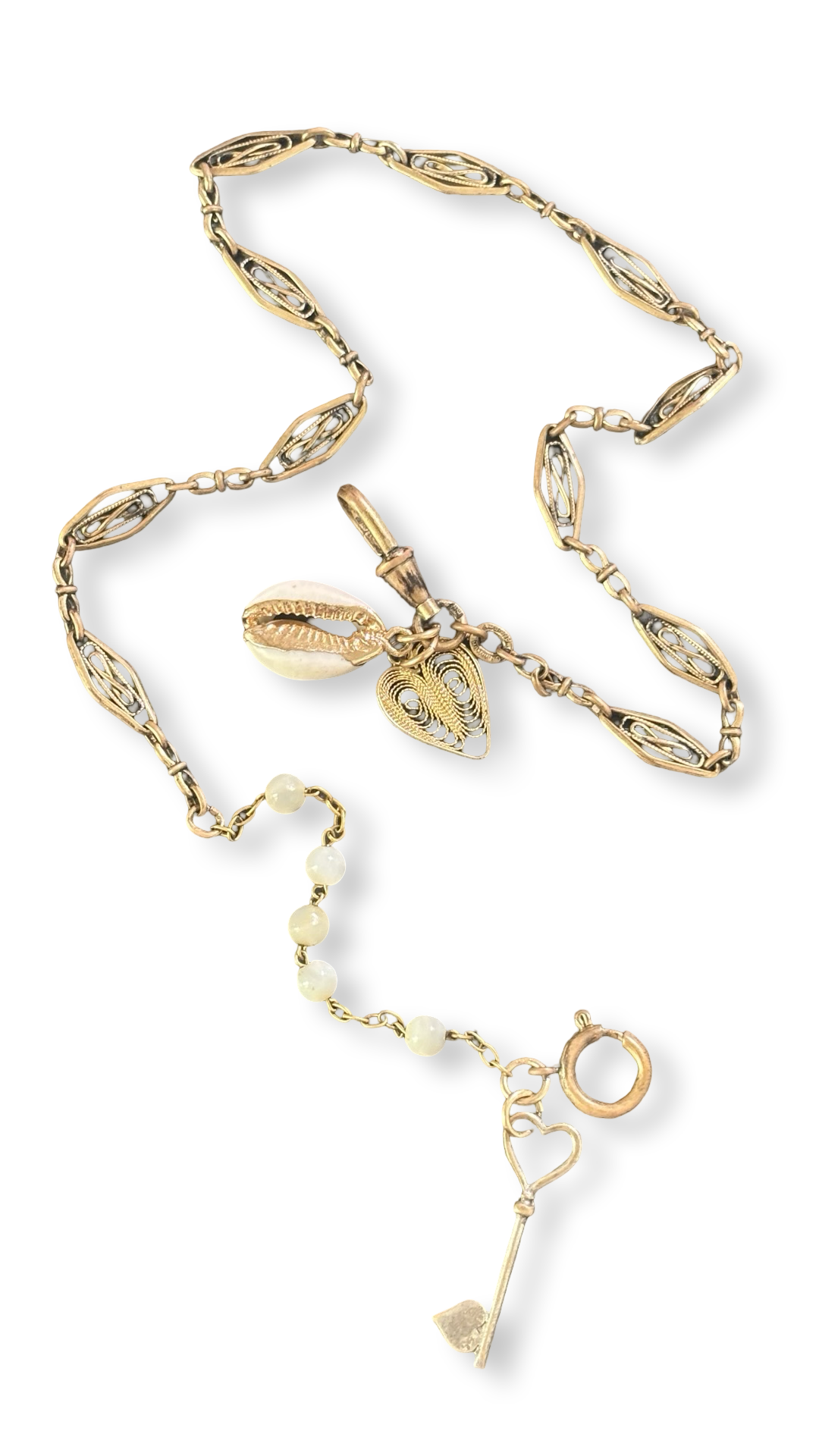 Collier filigrane, coquillage, cœur et clé