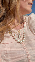 Collier de perles, médailles et noeuds en soie