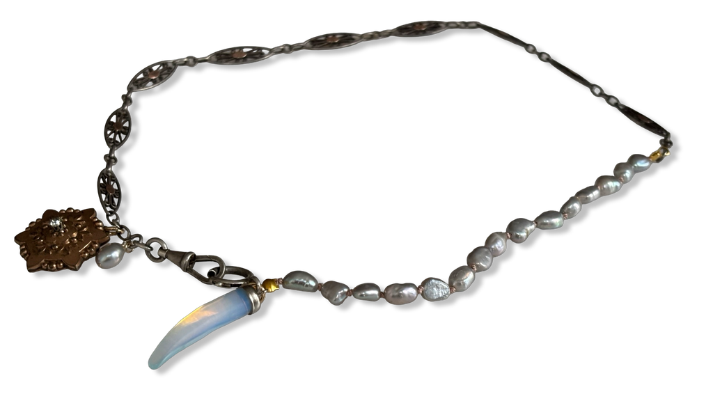 Collier perles baroques grises, chaîne de montre et médaillons