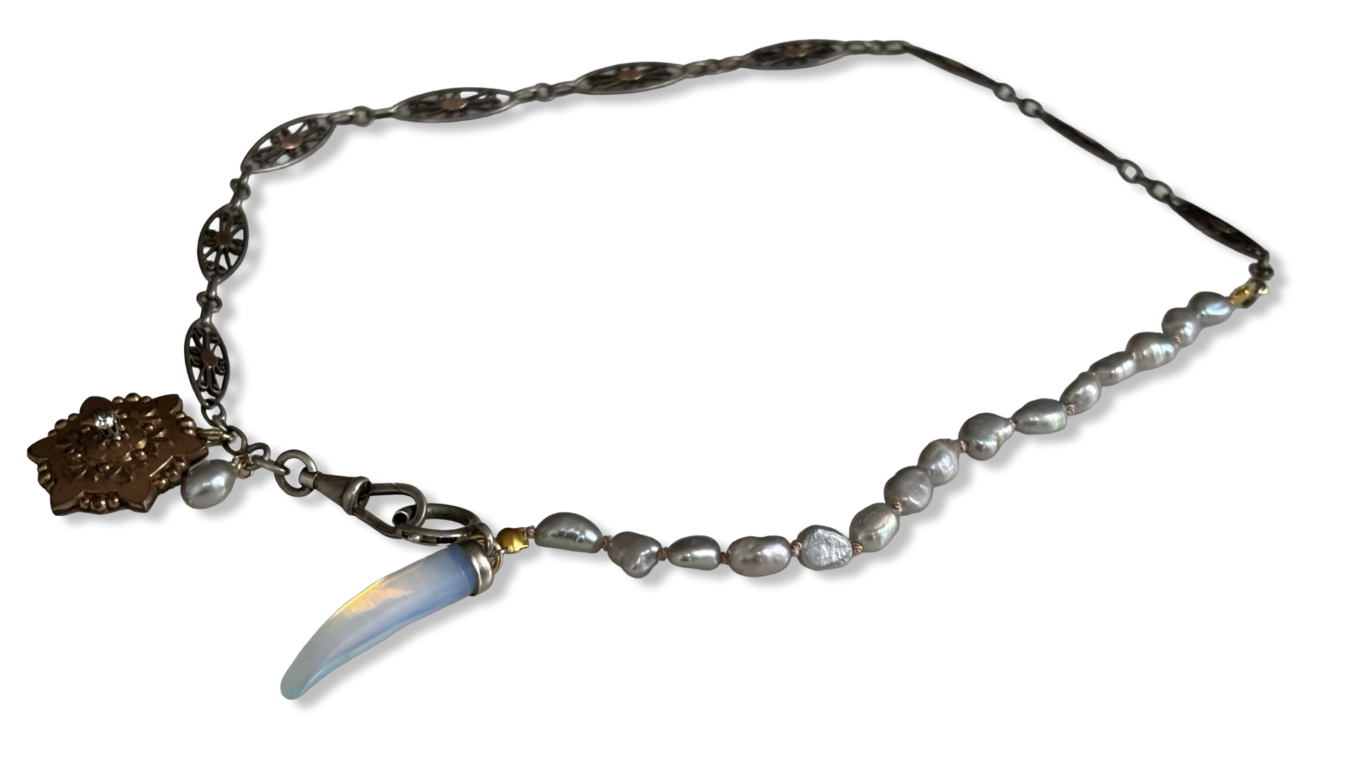 Collier perles baroques grises, chaîne de montre et médaillons