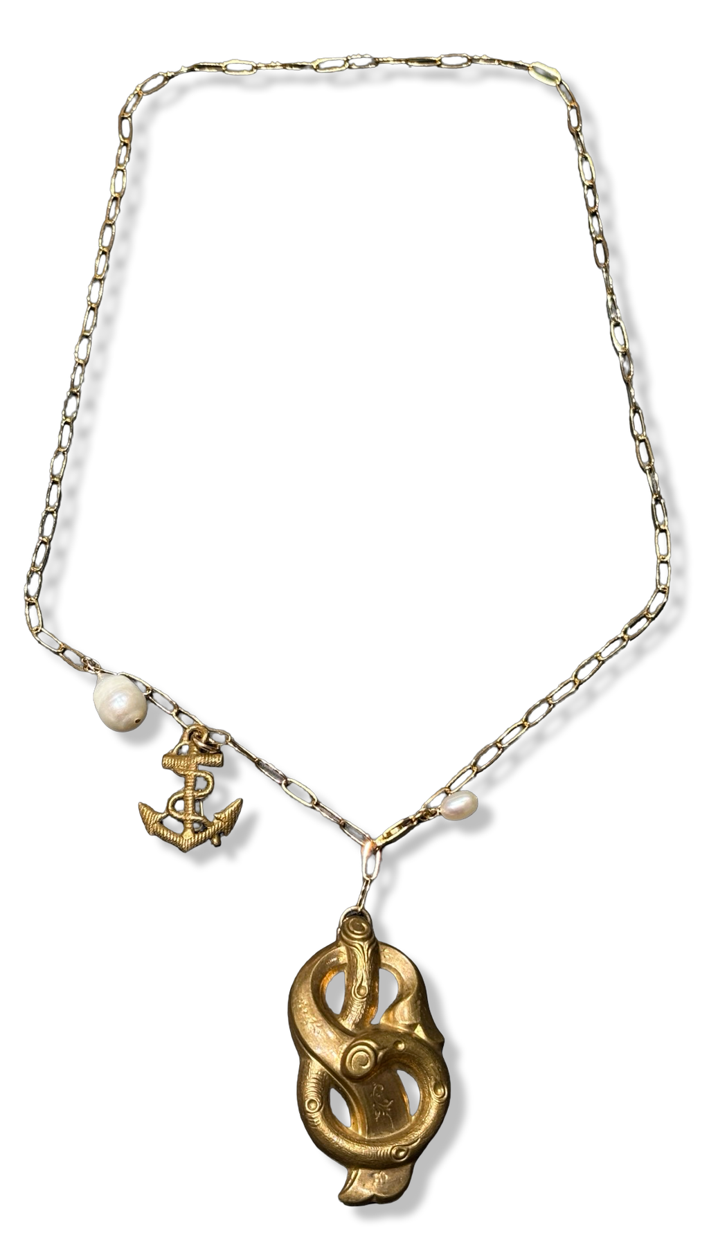 Collier lasso, ancre, perle et motif végétal