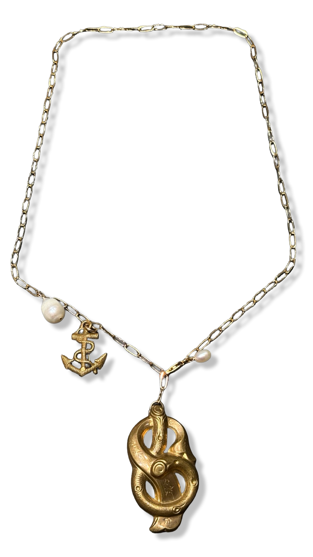 Collier lasso, ancre, perle et motif végétal