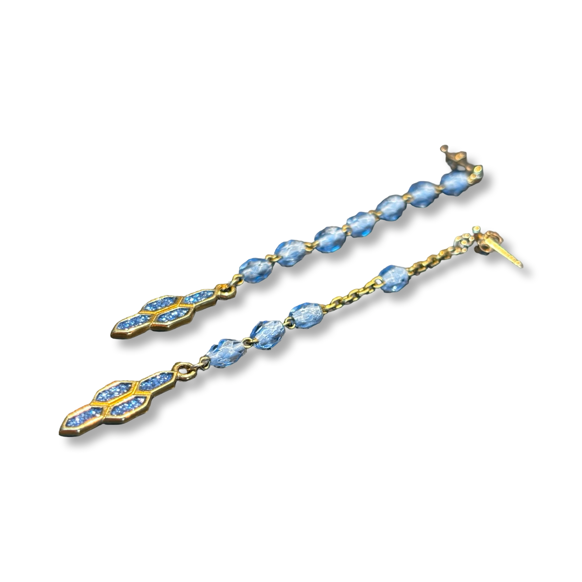Pendants en chapelet bleu et motifs géométriques