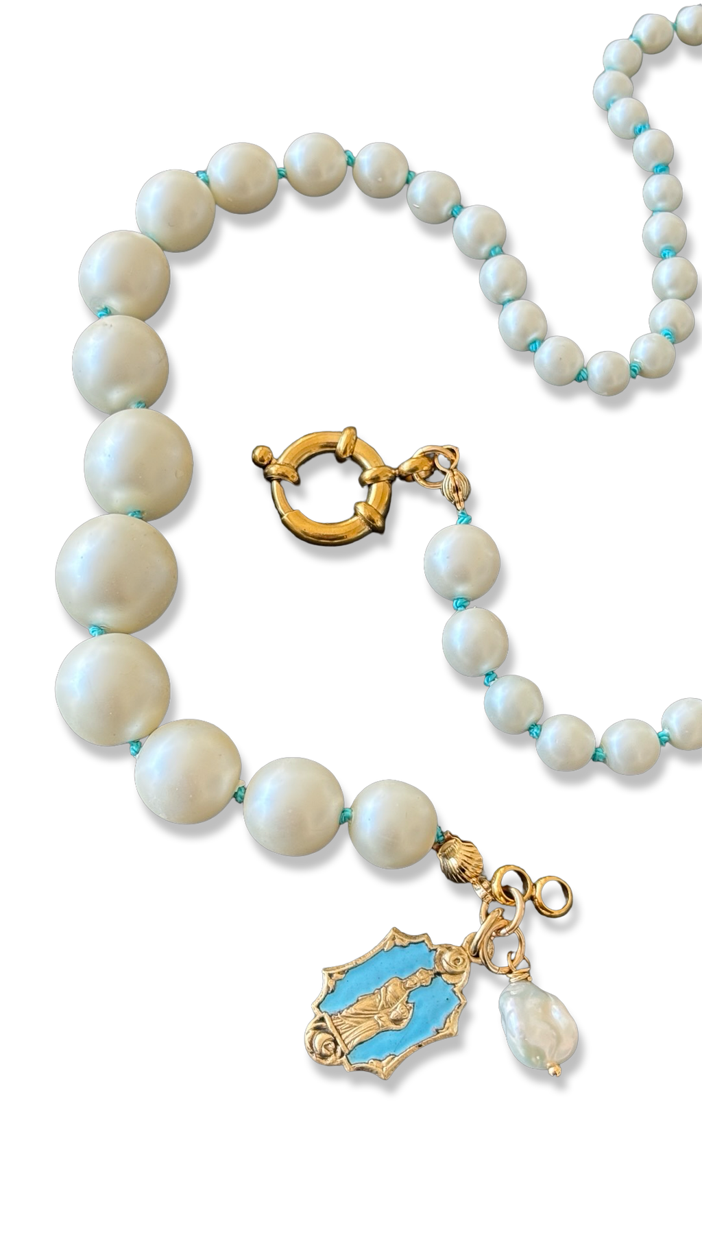 Collier de perles fantaisie et fil de soie turquoise.
