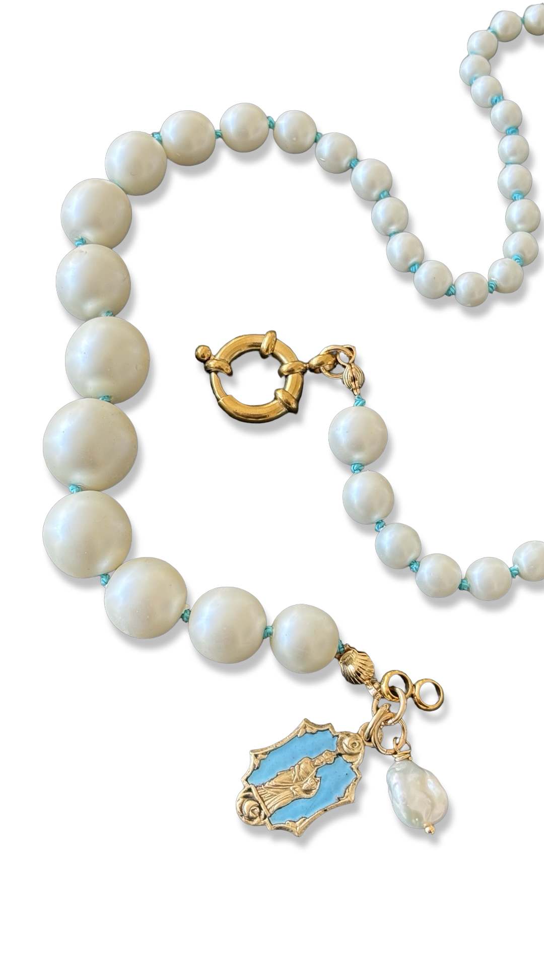 Collier de perles fantaisie et fil de soie turquoise.