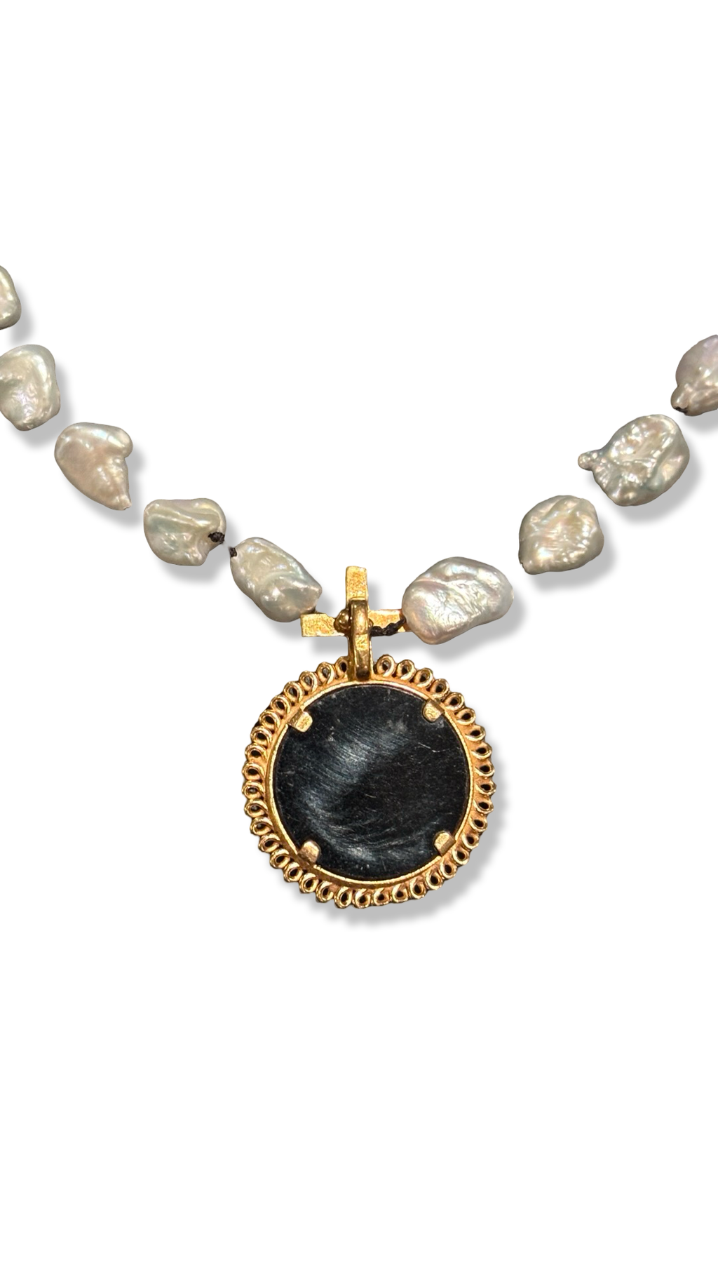 Collier de perles baroques et médaillon de Sainte Thérèse