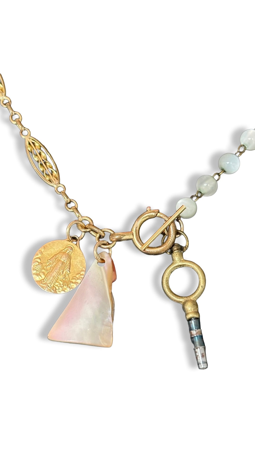 Collier chaîne de montre, chapelet de nacre et médaille de la Vierge.