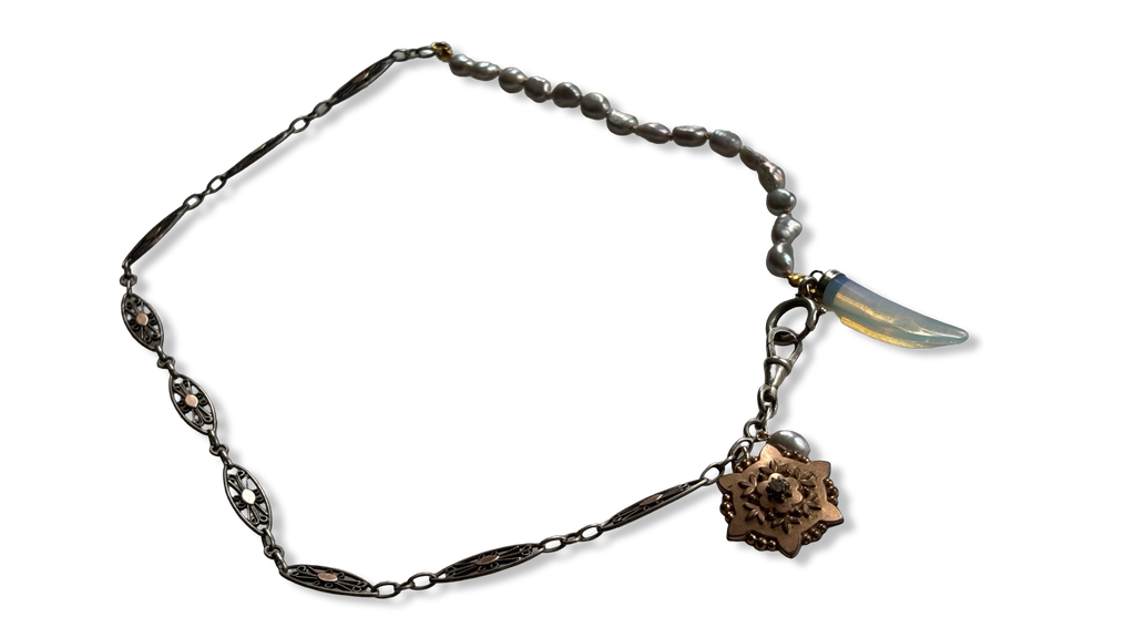 Collier perles baroques grises, chaîne de montre et médaillons