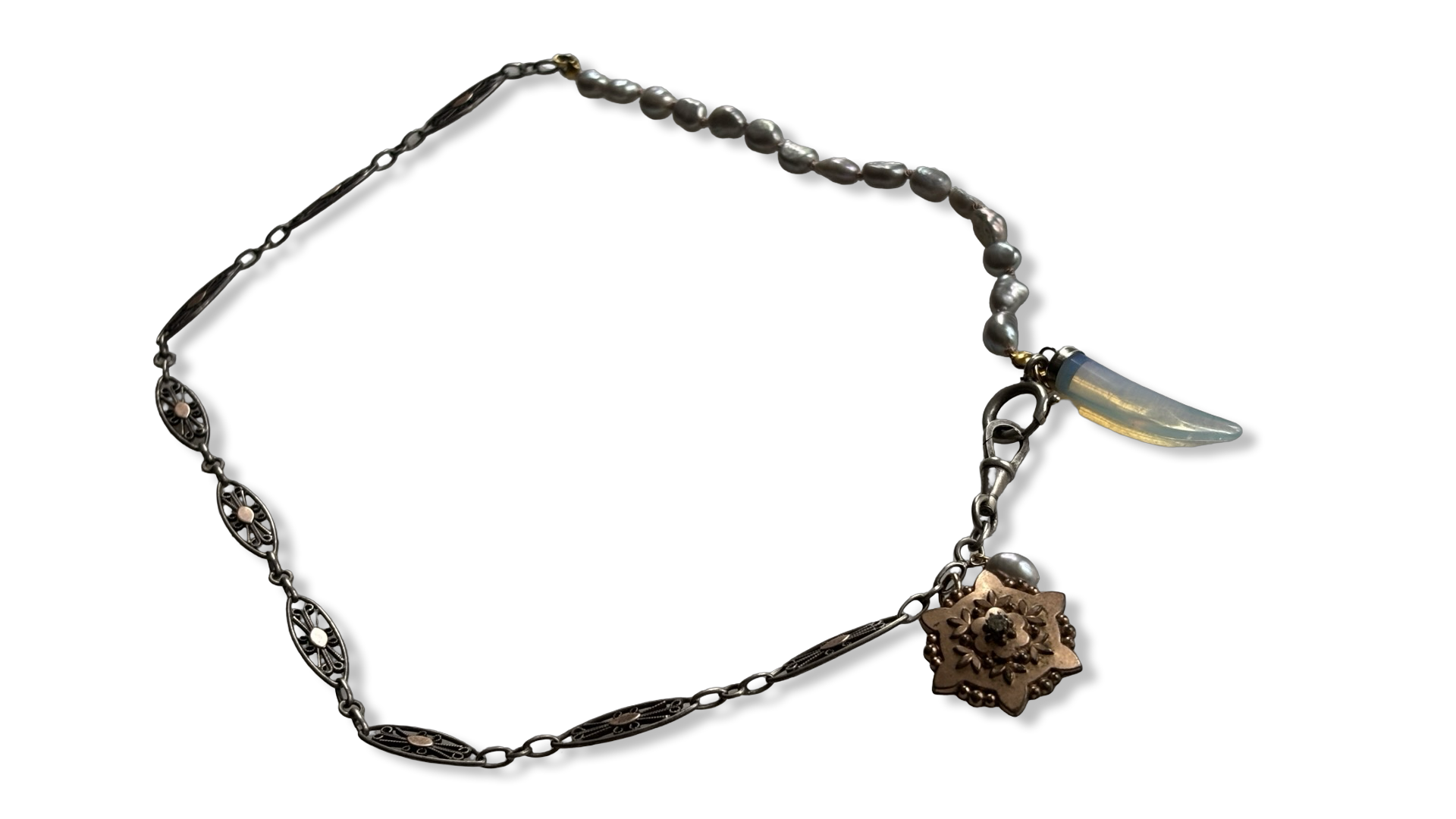 Collier perles baroques grises, chaîne de montre et médaillons