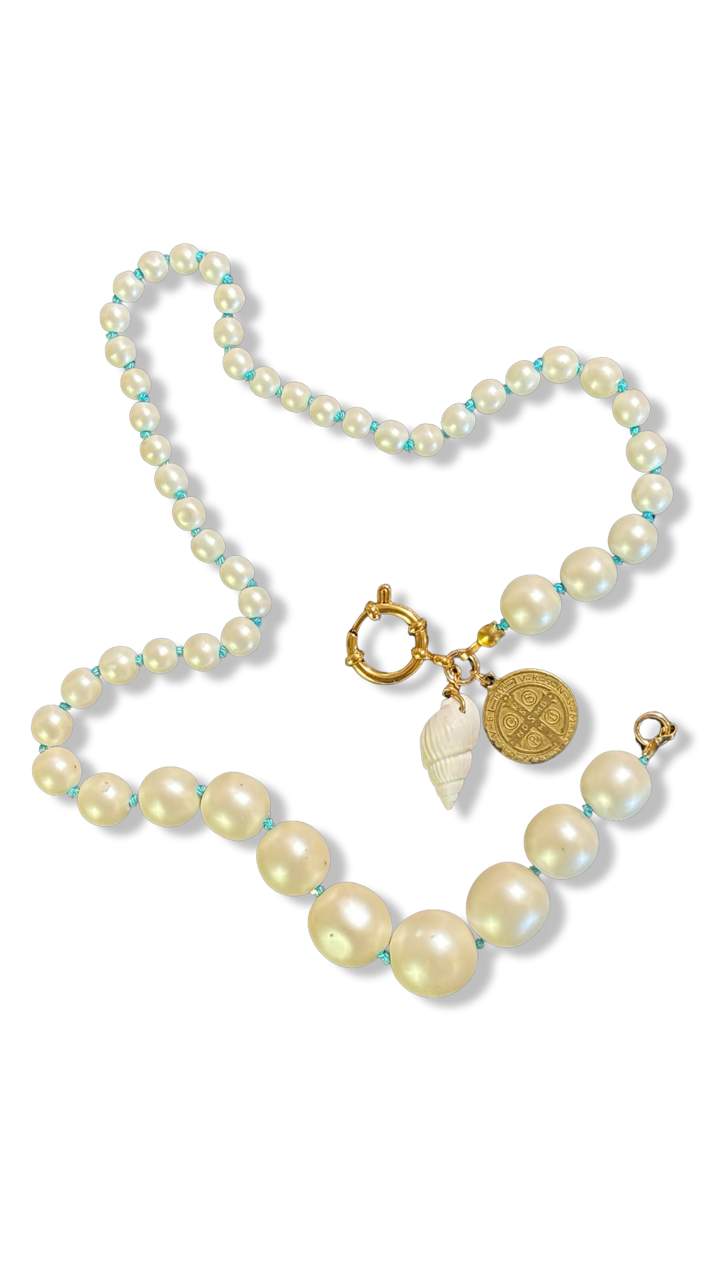 Collier de perles fantaisie, médaille et coquillage