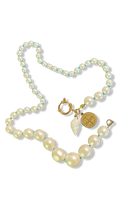 Collier de perles fantaisie, médaille et coquillage