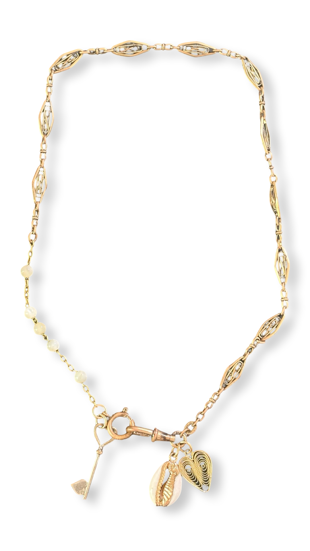 Collier filigrane, coquillage, cœur et clé