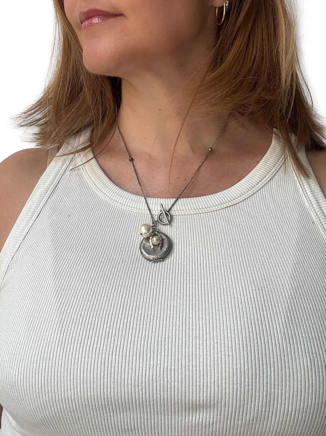 Collier en argent, médaillon à secret et perles