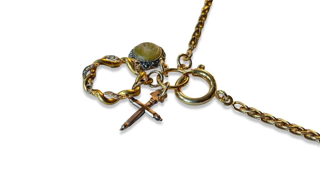 Collier torsadé, croix, couronne et calcite.