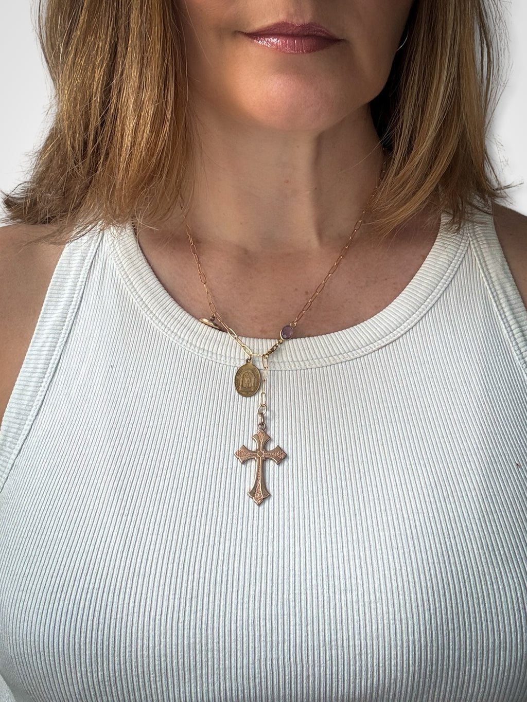 Collier lasso Croix ancienne, médailles et améthyste