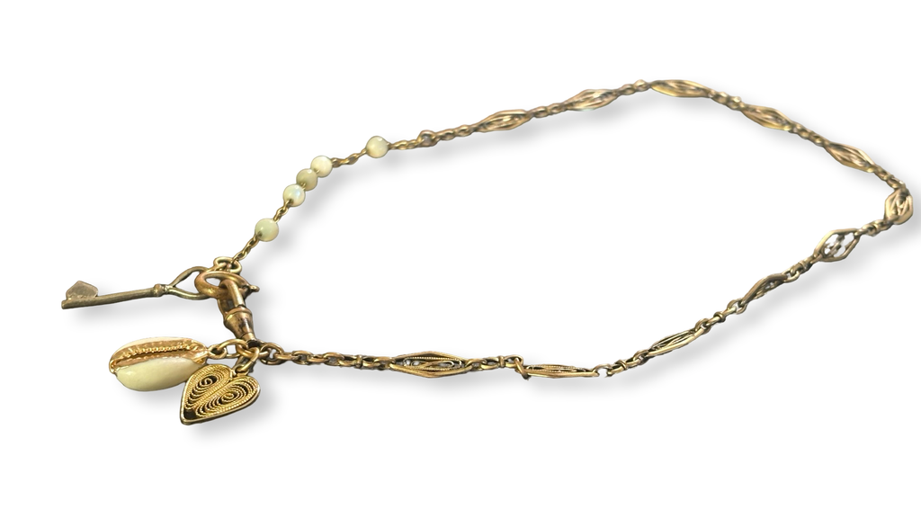 Collier filigrane, coquillage, cœur et clé
