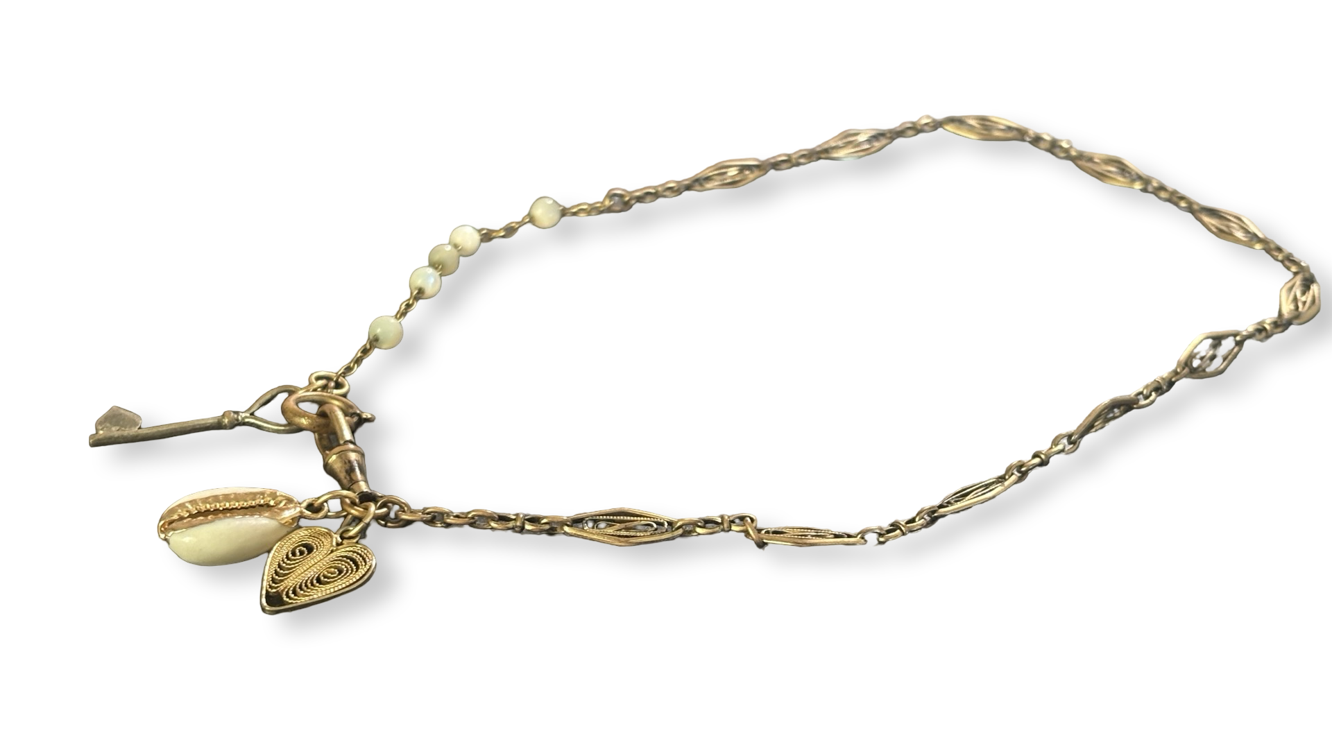 Collier filigrane, coquillage, cœur et clé