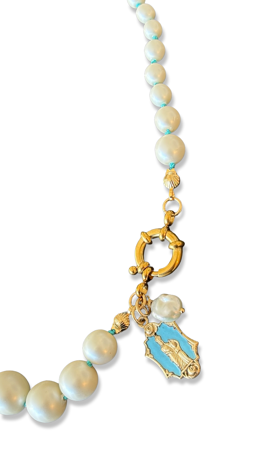 Collier de perles fantaisie et fil de soie turquoise.