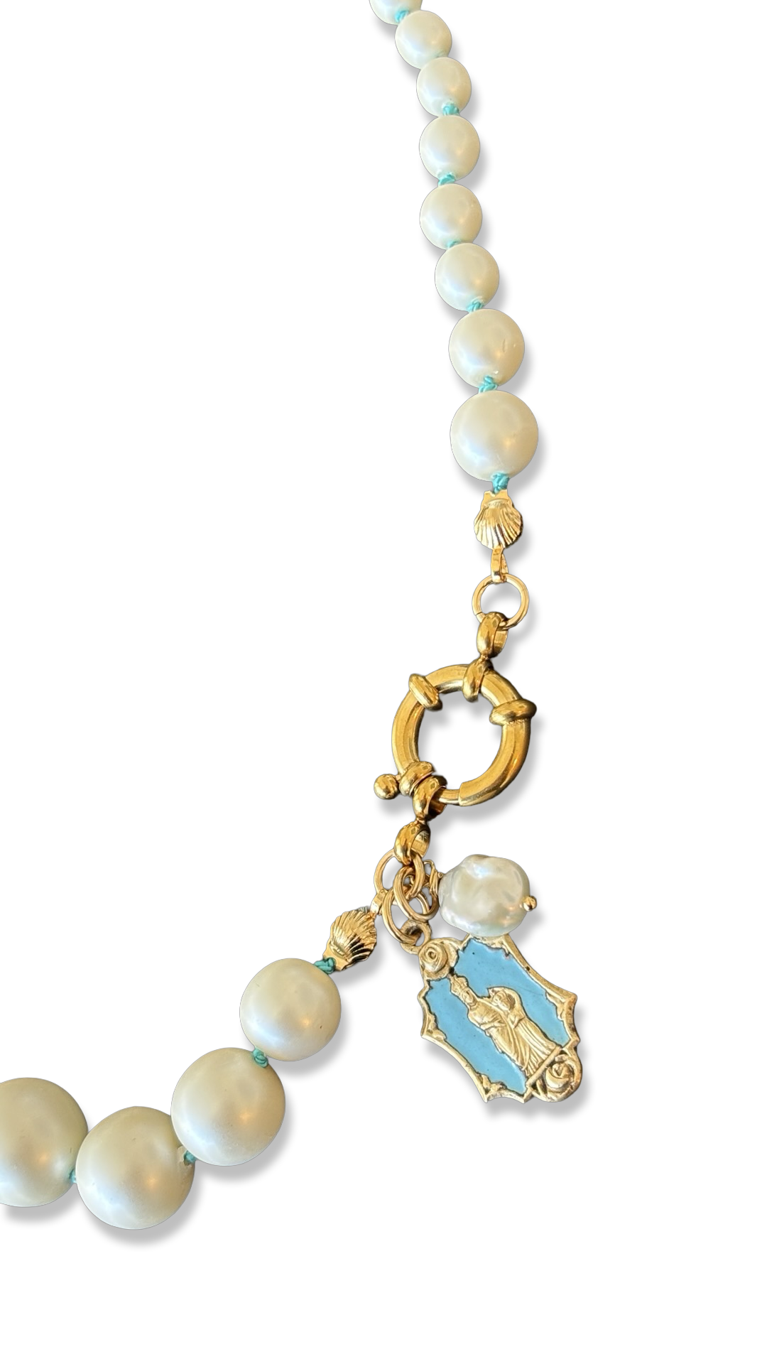 Collier de perles fantaisie et fil de soie turquoise.
