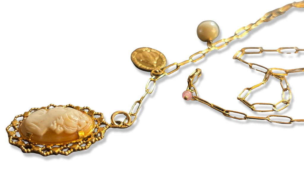 Collier lasso, Camée et médaille miraculeuse.