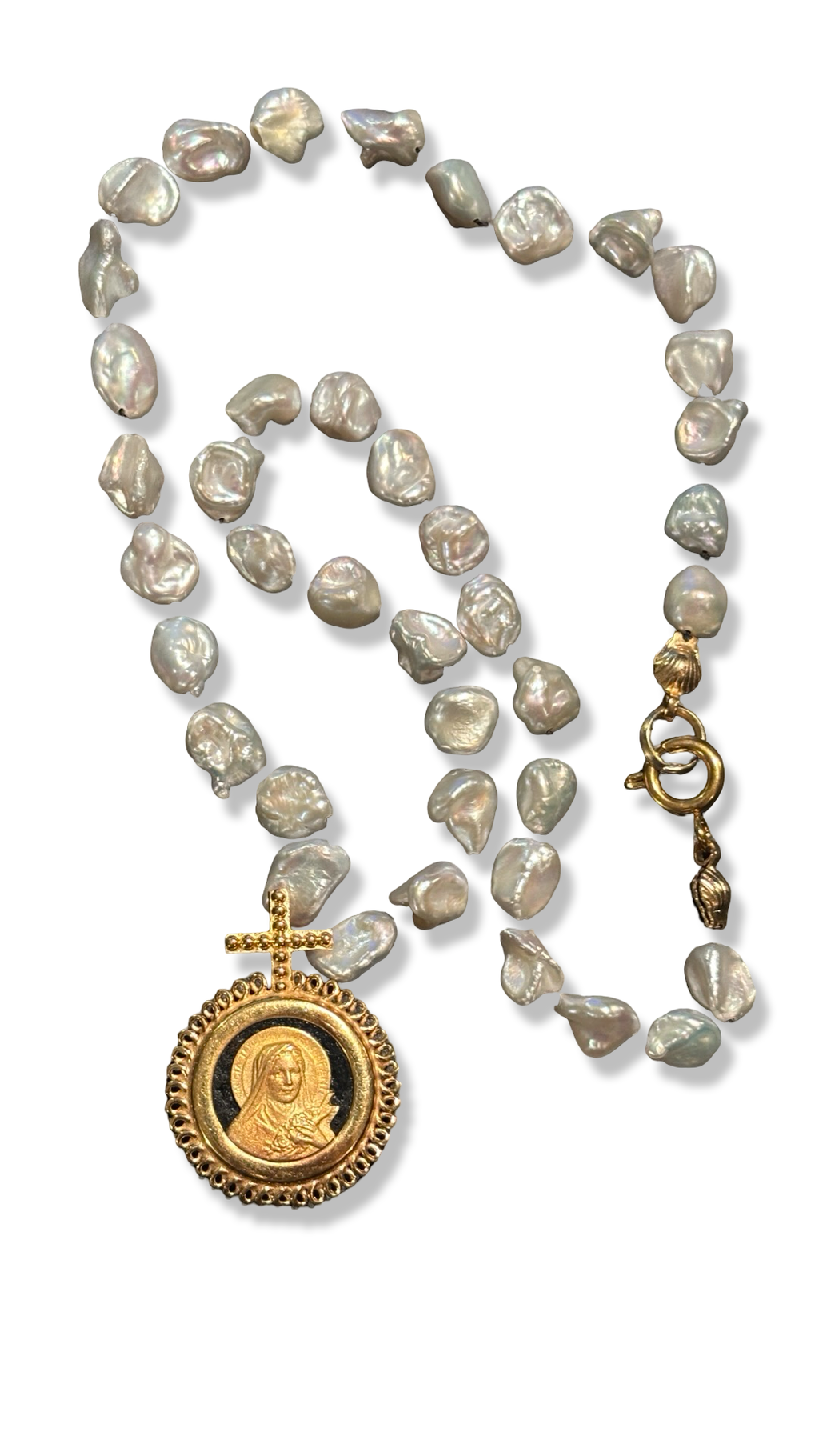 Collier de perles baroques et médaillon de Sainte Thérèse