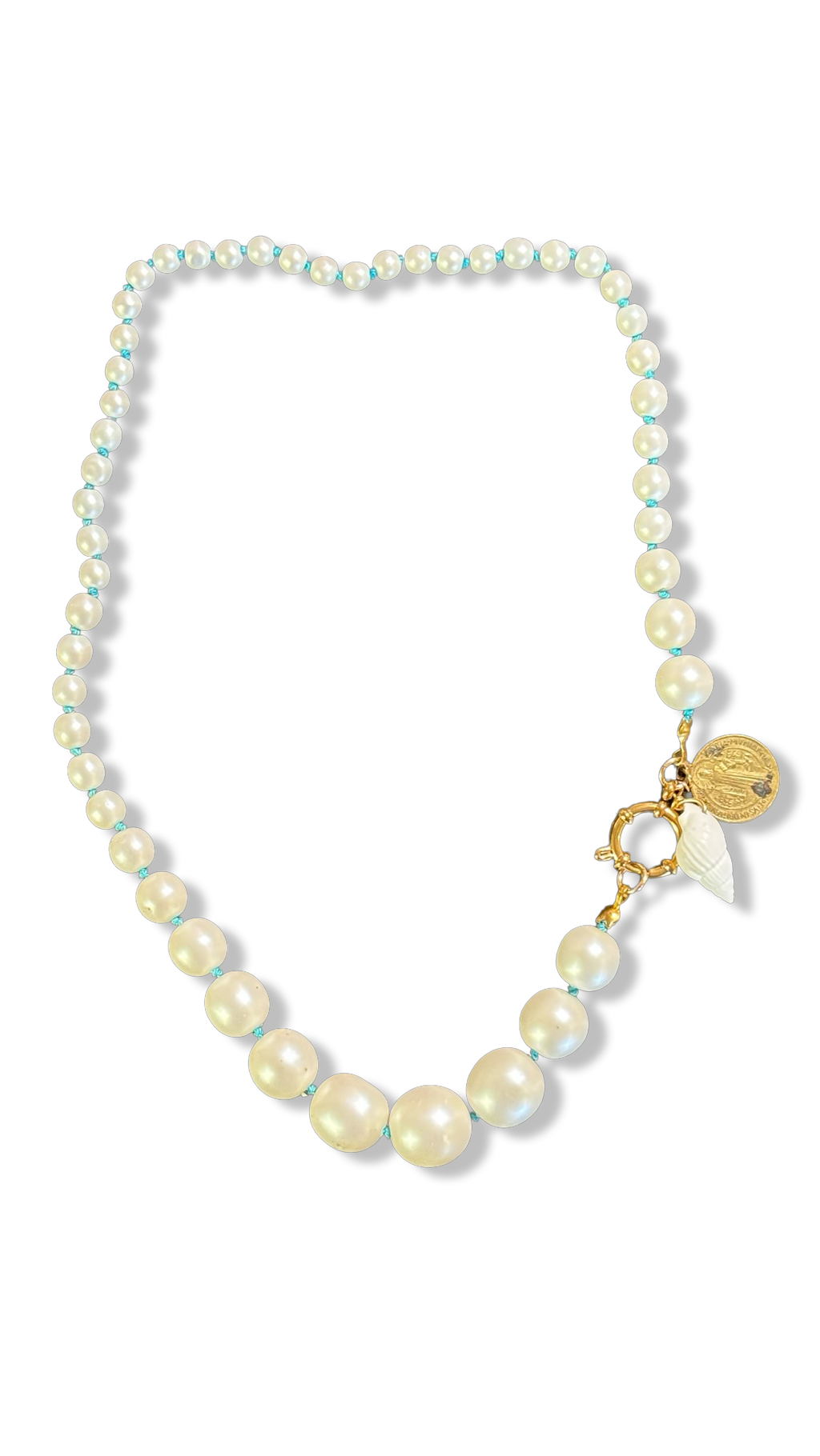 Collier de perles fantaisie, médaille et coquillage