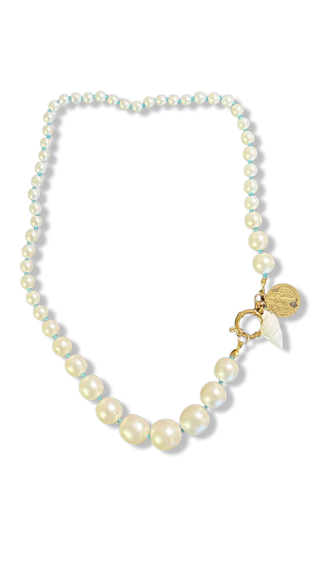 Collier de perles fantaisie, médaille et coquillage
