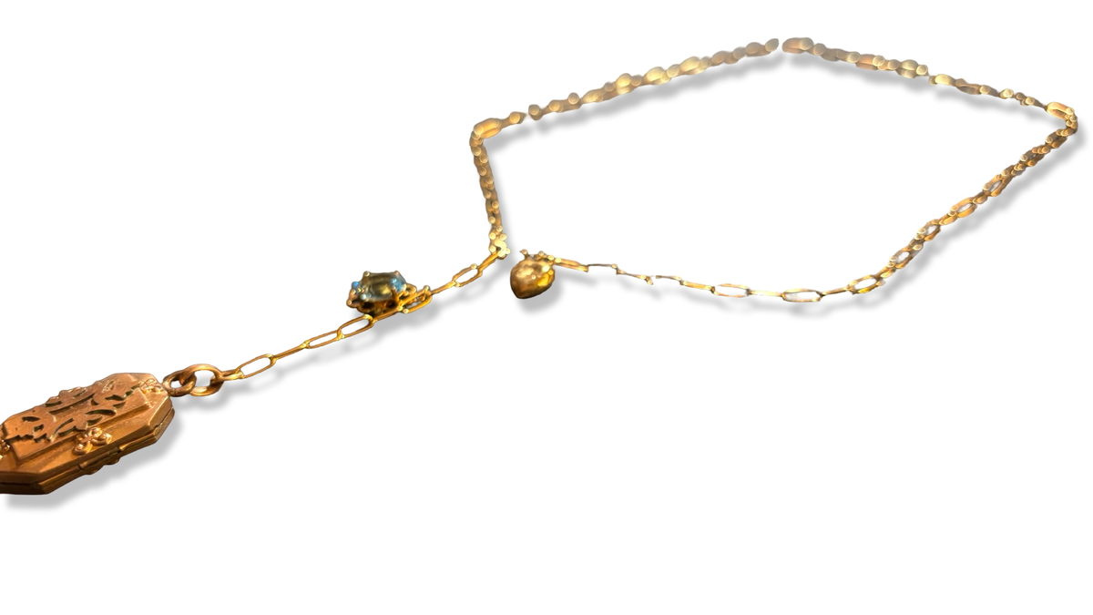 Collier lasso upcyclé, médaillon a secret, coeur et topaze
