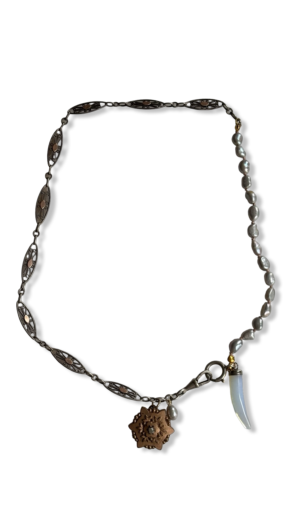 Collier perles baroques grises, chaîne de montre et médaillons