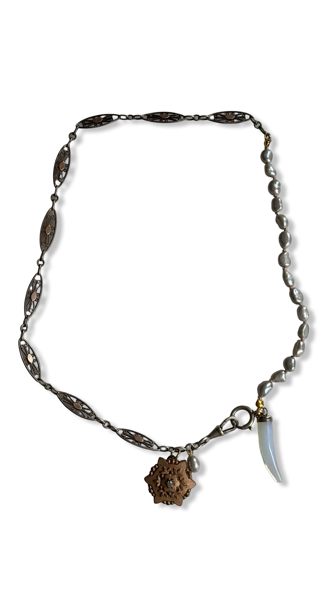 Collier perles baroques grises, chaîne de montre et médaillons