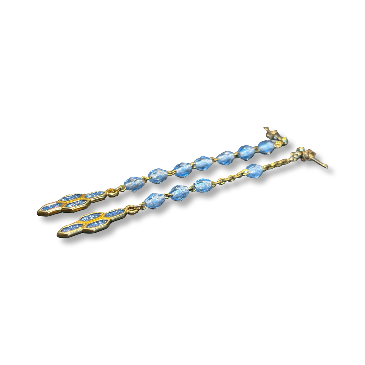 Pendants en chapelet bleu et motifs géométriques