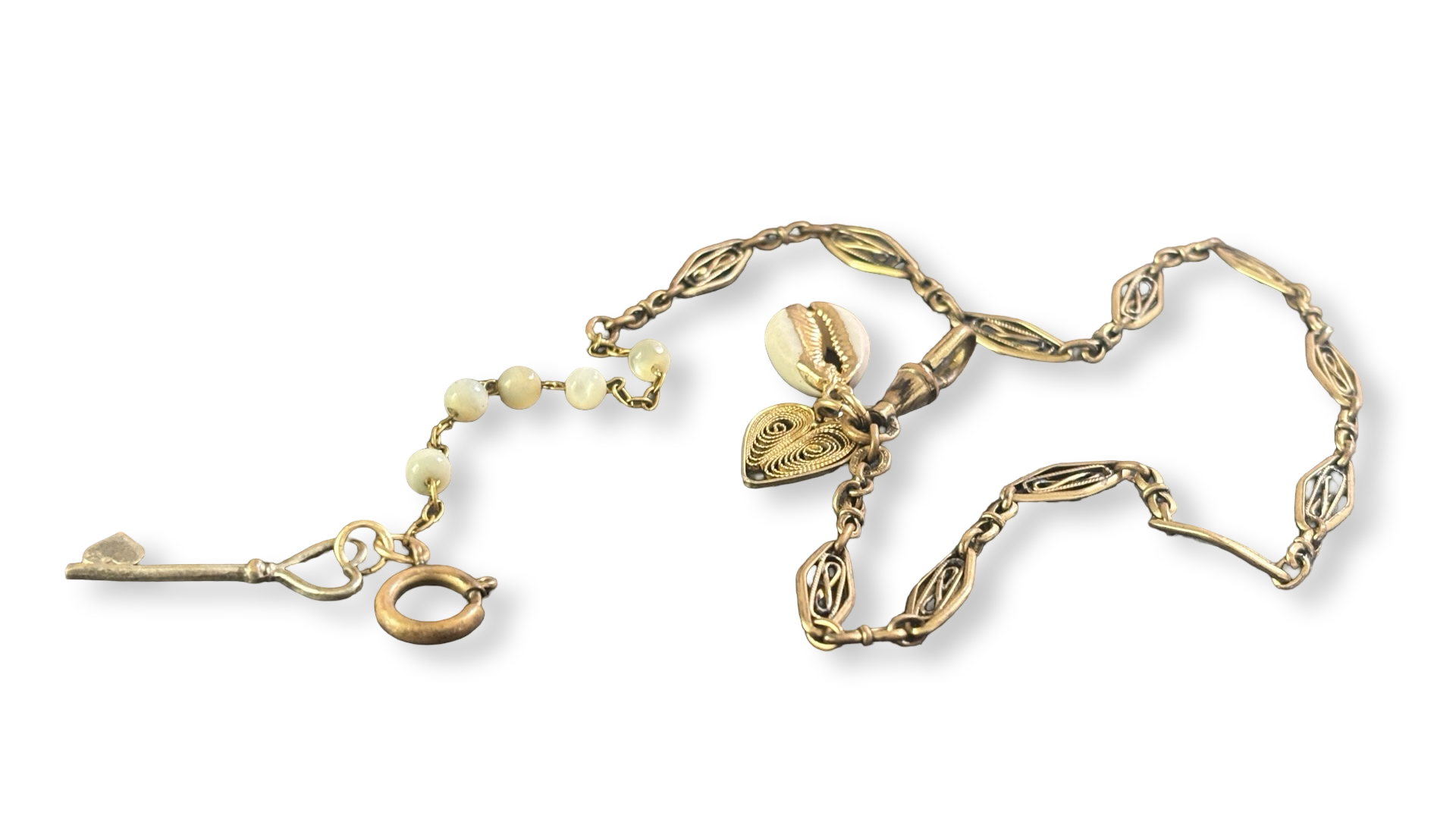 Collier filigrane, coquillage, cœur et clé