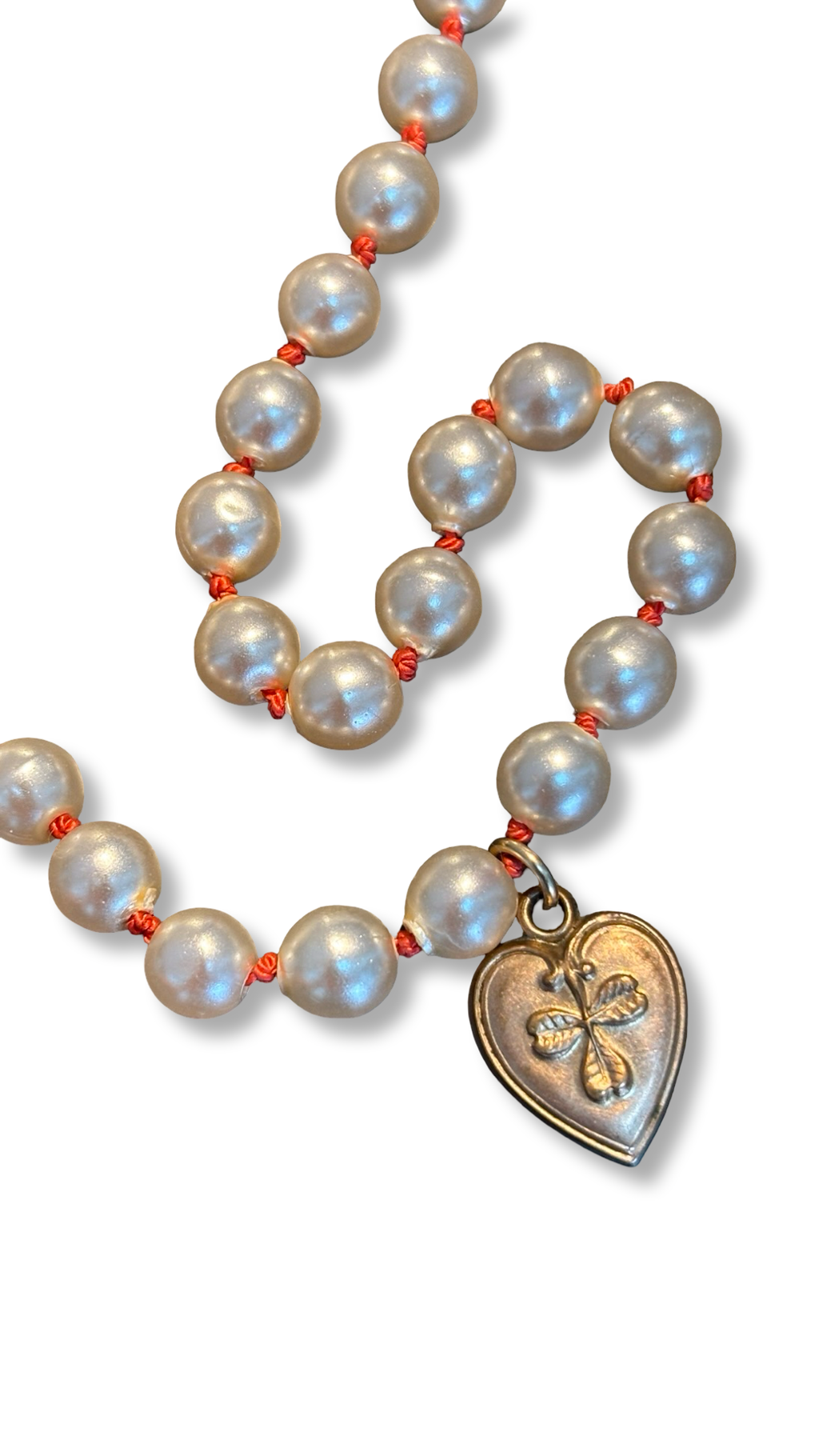 Collier de perles fantaisies anciennes et cœur ancien