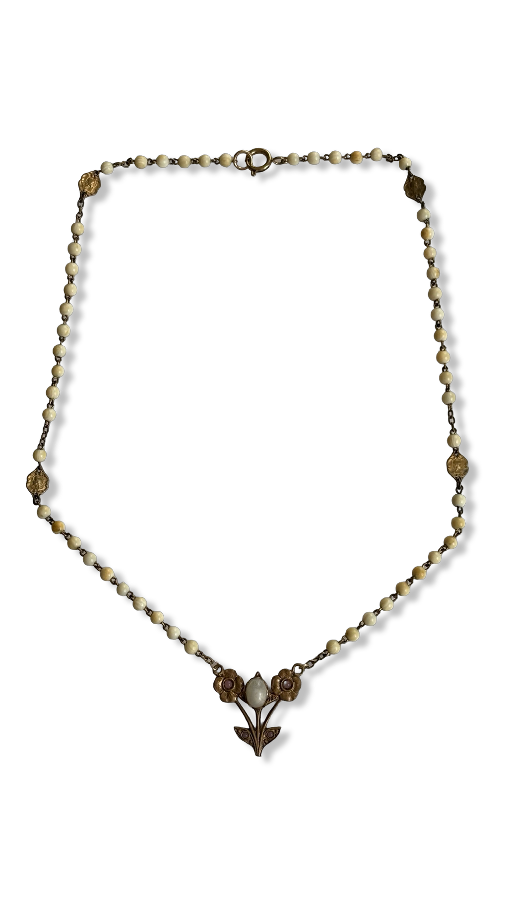Collier chapelet et motif floral